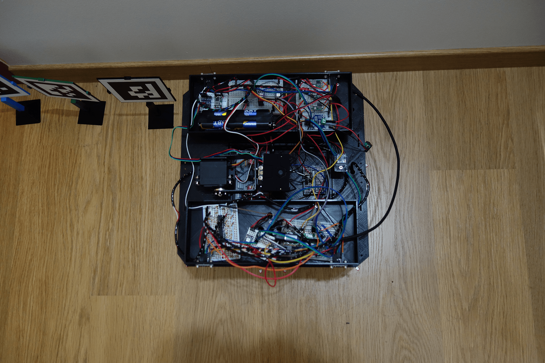 Une voiture suiveuse de panneau autonome thumbnail 2